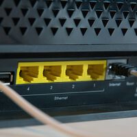 Su operadora le obligó a usar un router que consumía más energía que el que tenía. Así que recurrió al ingenio para ahorrar 