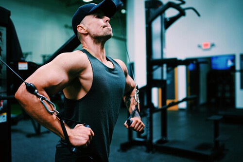 Cinco ejercicios que vemos a menudo en el gimnasio y que te traen más problemas que beneficios 