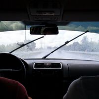 Utilizar vinagre para el limpiar los limpiaparabrisas del coche parece un gran truco casero. No lo es tanto