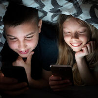 Crees que revisar el móvil cinco minutos antes de dormir te ayuda a desconectar. Tu cerebro no opina lo mismo