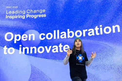 Foto de Chema Alonso durante una charla en el MWC de 2025