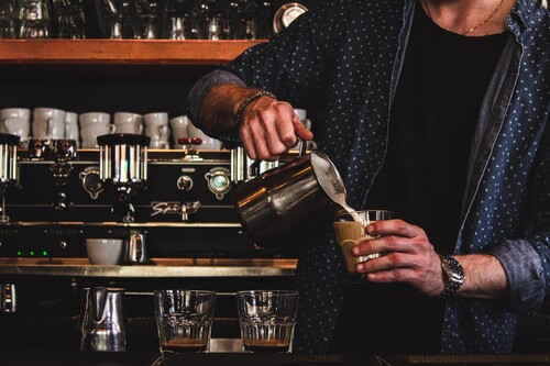 ¿Cuánta cafeína hay en mi vaso? A examen los diferentes cafés, refrescos y bebidas energéticas (y cuál es mejor para espabilarnos)