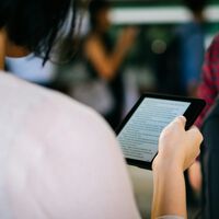 Perdió su Kindle en un vuelo y la persona que lo halló se quedó fascinada por los libros 