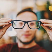 Un empleado asturiano pidió unas gafas para trabajar. Acabó con una sentencia histórica sobre salud visual y riesgos laborales