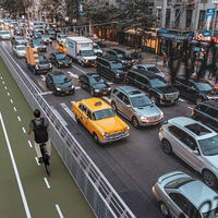 Encajar los carriles bicis en las ciudades no es sencillo. Alguien ha dado con una solución: elevarlos 